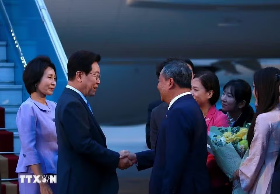 Tổng thống Hàn Quốc Lee Jae Myung và Phu nhân thăm cấp Nhà nước tới Việt Nam. Ảnh: Tuấn Anh/TTXVN. Tổng thống Hàn Quốc và Phu nhân tới Hà Nội - Ảnh 2.