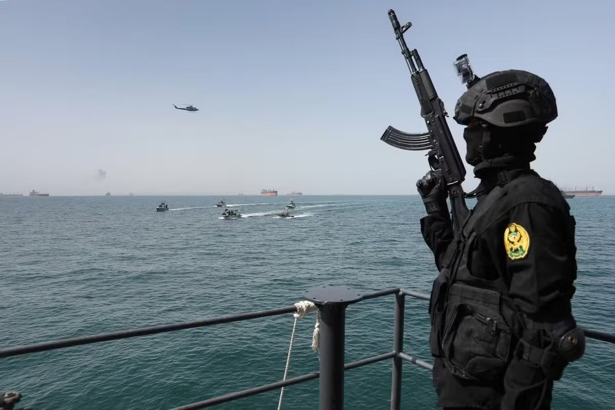 Giả mạo chính quyền Iran, nhắn tin đòi thu phí qua eo biển Hormuz - Ảnh 1.