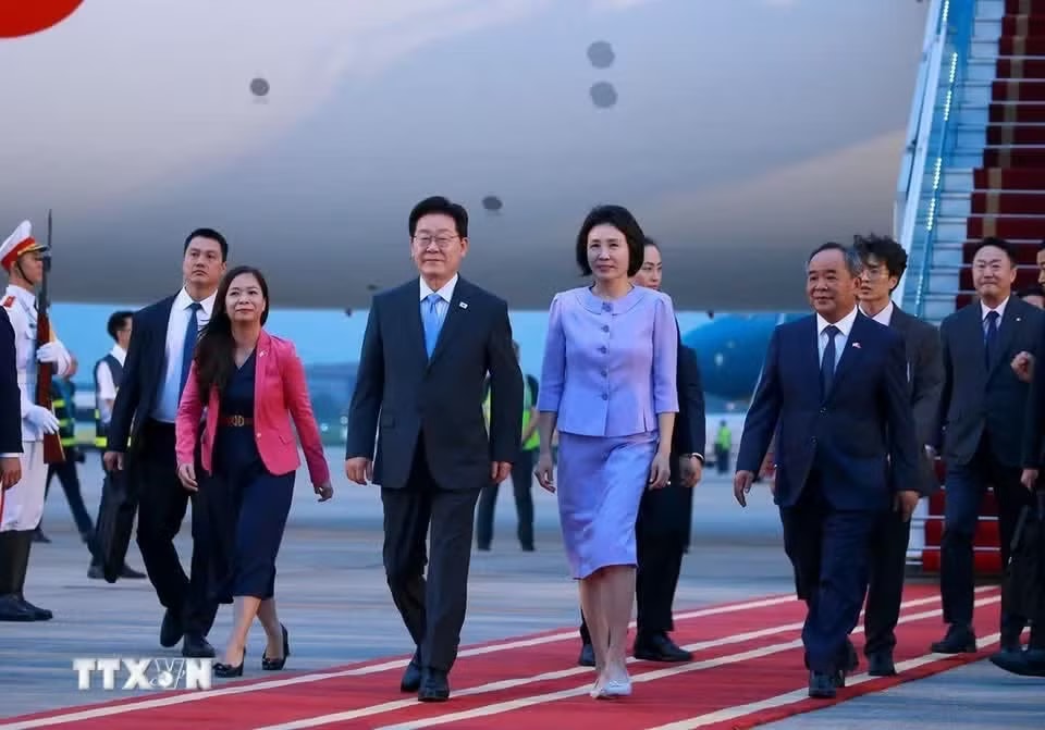 Tổng thống Hàn Quốc Lee Jae Myung và Phu nhân đến Hà Nội, bắt đầu chuyến thăm cấp Nhà nước tới Việt Nam. Ảnh: Tuấn Anh/TTXVN. Tổng thống Hàn Quốc và Phu nhân tới Hà Nội - Ảnh 1.