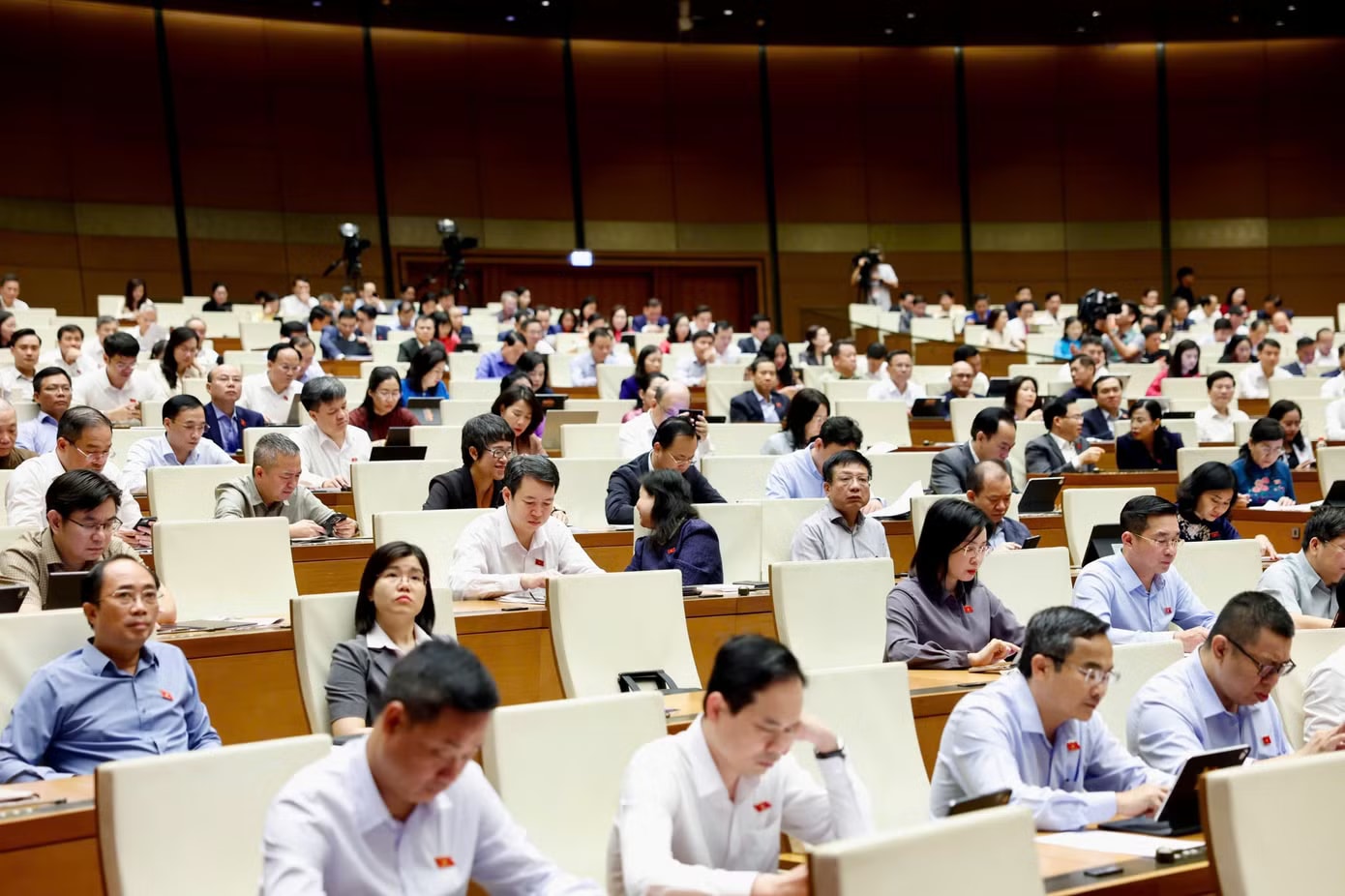 Các đại biểu tại phiên họp sáng 21/4. Ảnh: Như Ý 'Công chức cấp xã ở một số nơi còn thiếu về số lượng và rất thiếu người chuyên môn sâu' - Ảnh 2.