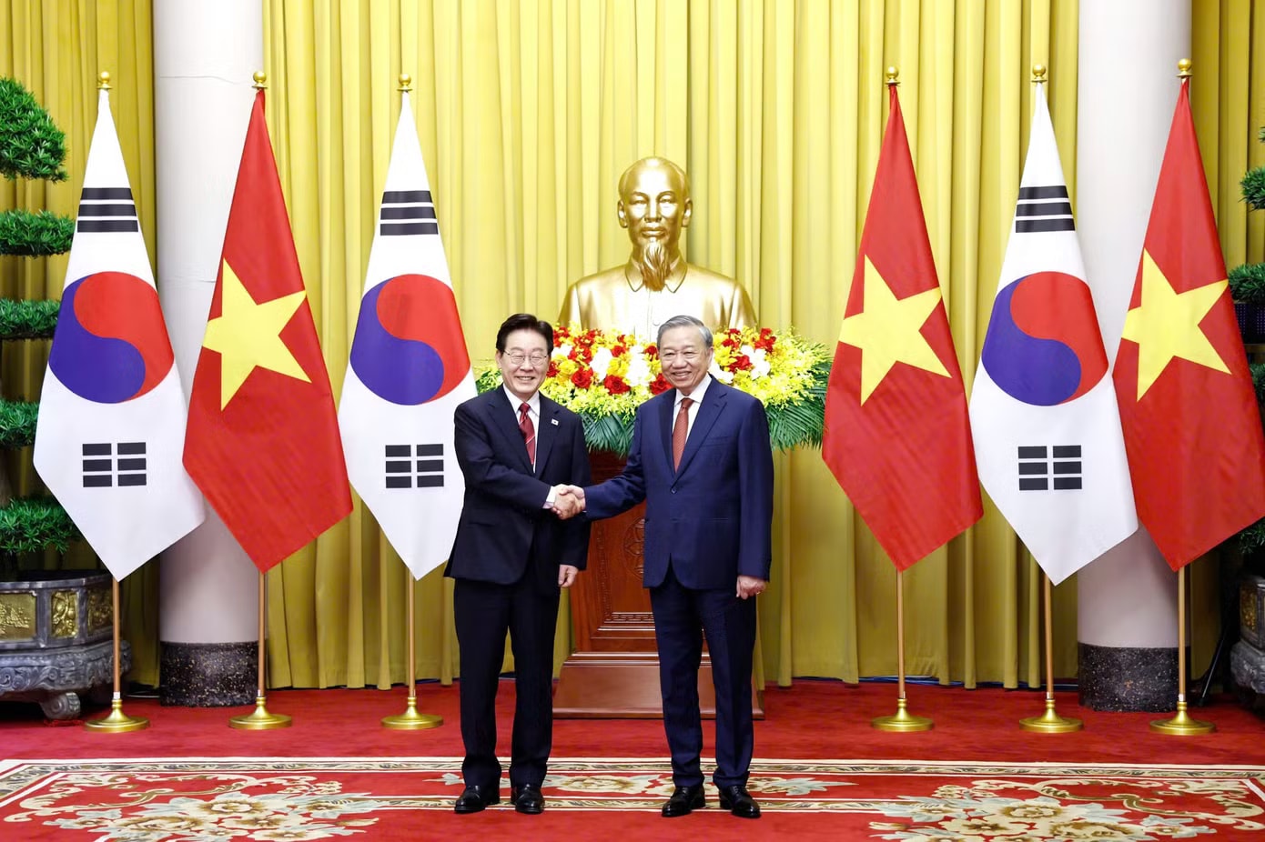 Tổng Bí thư, Chủ tịch nước Tô Lâm và Tổng thống Hàn Quốc Lee Jae Myung chụp ảnh chung. Ảnh: Như Ý Tổng Bí thư, Chủ tịch nước Tô Lâm chủ trì Lễ đón chính thức Tổng thống Hàn Quốc - Ảnh 5.