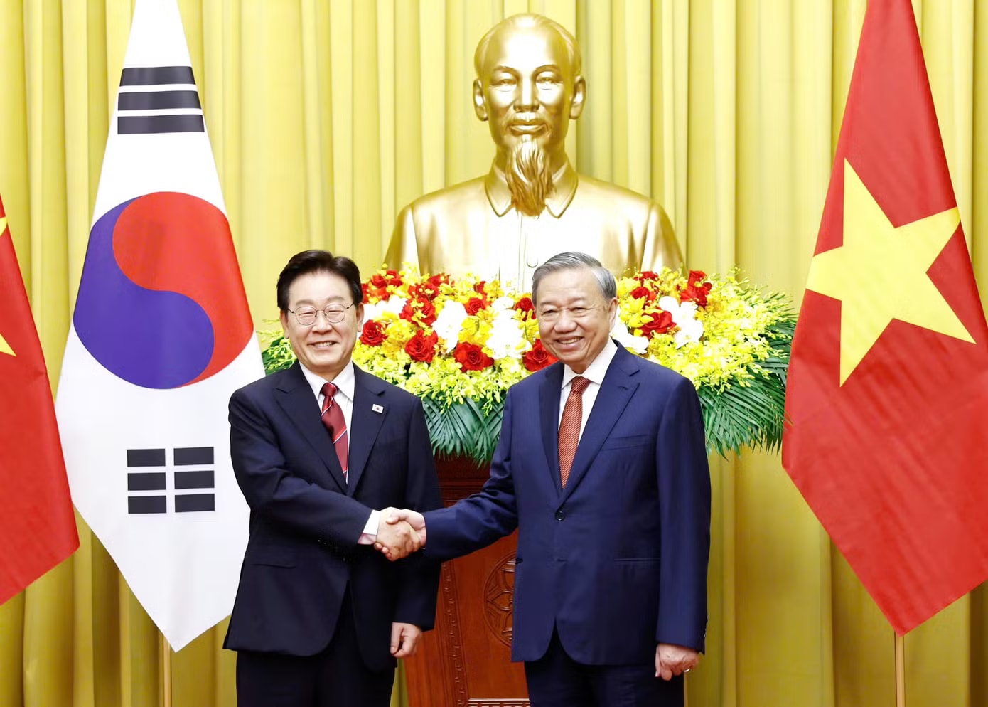 Tổng Bí thư, Chủ tịch nước Tô Lâm và Tổng thống Hàn Quốc Lee Jae Myung chụp ảnh chung. Ảnh: Như Ý Tổng Bí thư, Chủ tịch nước Tô Lâm chủ trì Lễ đón chính thức Tổng thống Hàn Quốc - Ảnh 6.