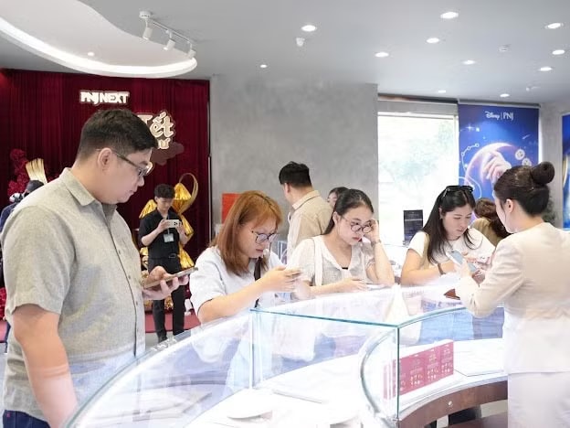 Vì sao nhiều người mua trang sức mỏng nhẹ? - Ảnh 2.