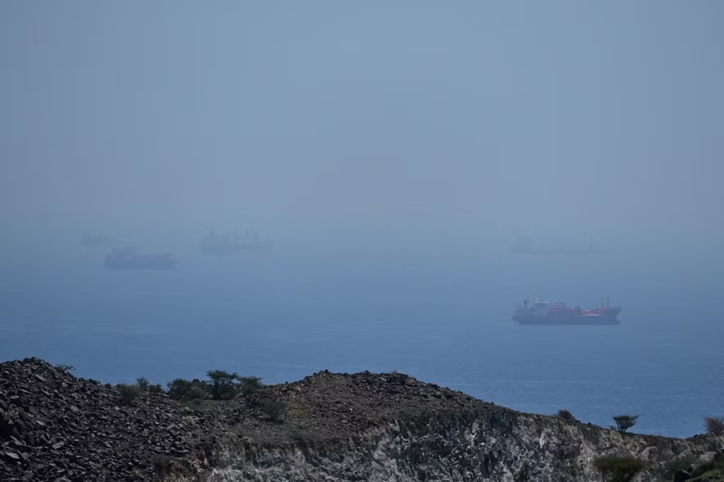 Khu vực eo biển Hormuz. (Ảnh: AP) Iran lại tấn công tàu ở eo biển Hormuz - Ảnh 1.