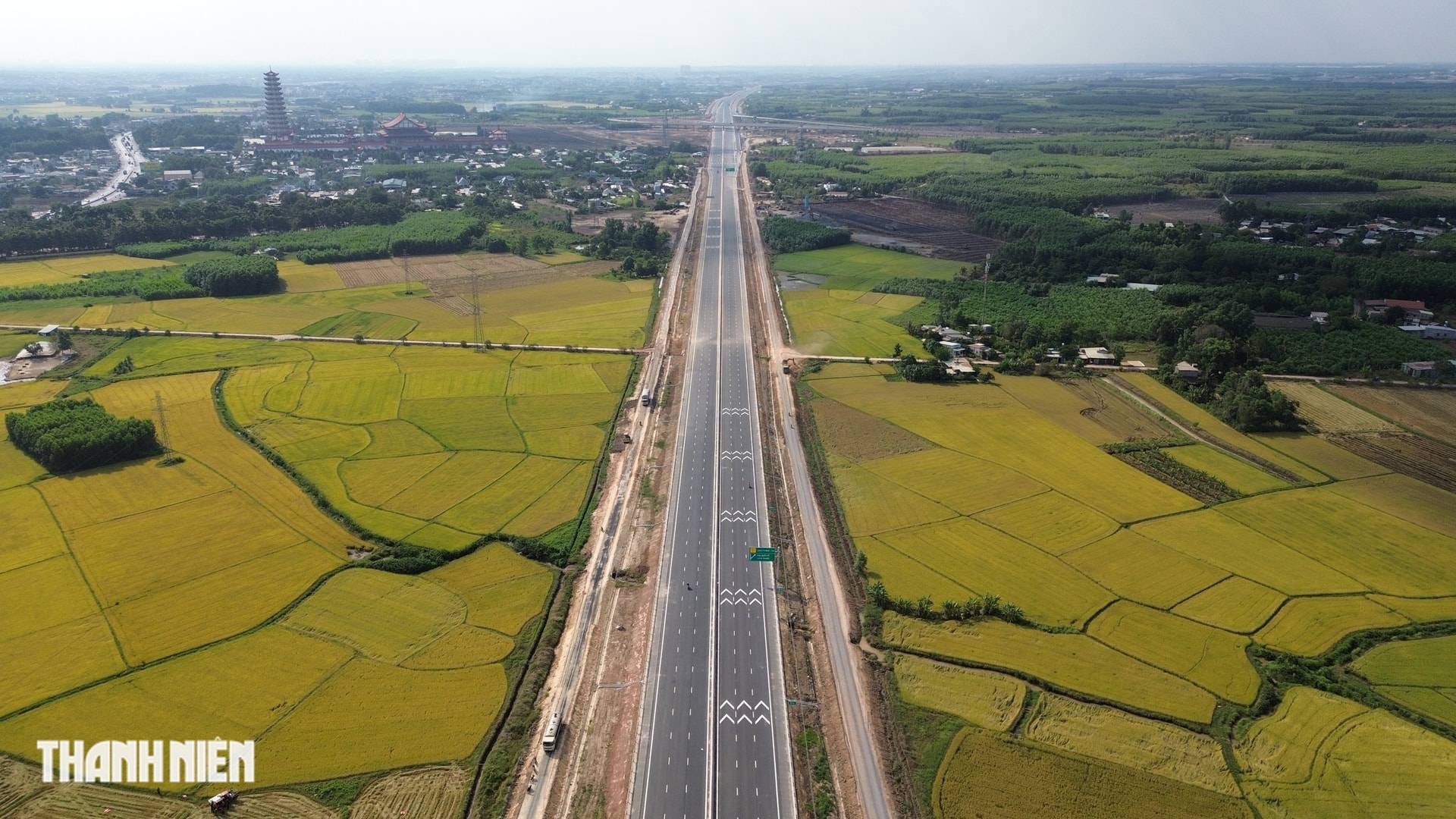 Chỉ 7 ngày nữa, Việt Nam sẽ chính thức thông xe tuyến cao tốc 18.000 tỷ kết nối 2 tỉnh thành giàu nhất cả nước- Ảnh 2. Chỉ 7 ngày nữa, Việt Nam sẽ chính thức thông xe tuyến cao tốc 18.000 tỷ kết nối 2 tỉnh thành giàu nhất cả nước- Ảnh 2.