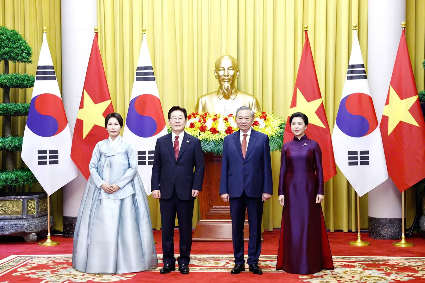Tổng Bí thư, Chủ tịch nước Tô Lâm và Phu nhân cùng Tổng thống Hàn Quốc Lee Jae Myung và Phu nhân chụp ảnh chung. Ảnh: Như Ý Tổng Bí thư, Chủ tịch nước Tô Lâm chủ trì Lễ đón chính thức Tổng thống Hàn Quốc - Ảnh 7.