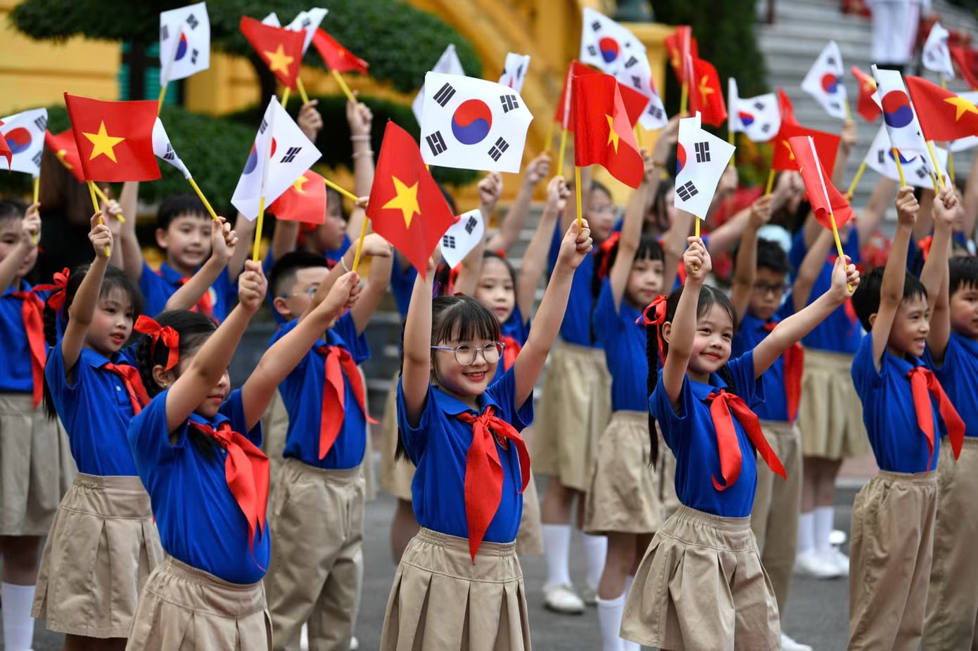 Thiếu nhi Thủ đô tay cầm cờ hai nước vẫy chào Tổng thống Lee Jae Myung và Phu nhân cùng Đoàn cấp cao Hàn Quốc. Ảnh: Như Ý Tổng Bí thư, Chủ tịch nước Tô Lâm chủ trì Lễ đón chính thức Tổng thống Hàn Quốc - Ảnh 1.