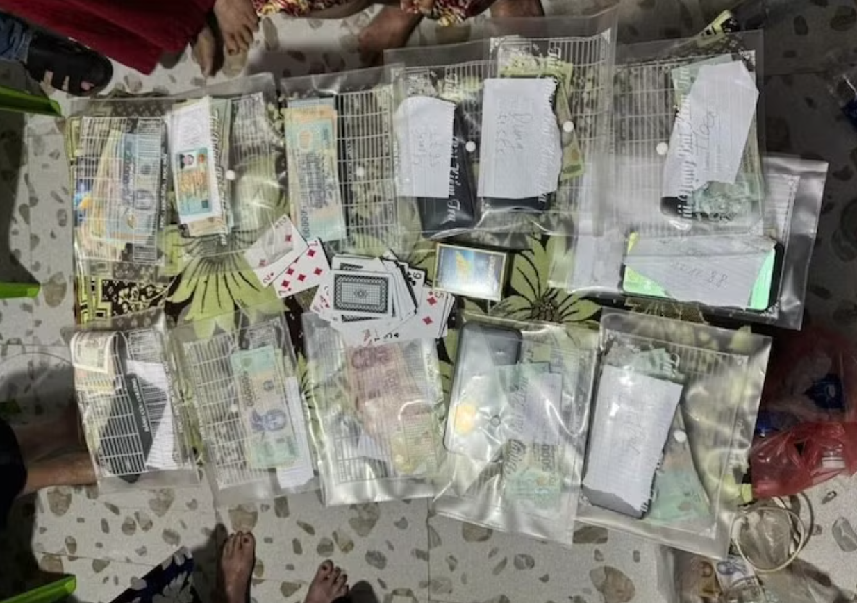 Bắt khẩn cấp 11 'quý bà', tịch thu tiền mặt và nhiều tang vật