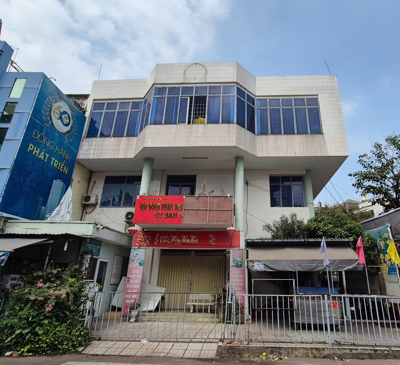 Cận cảnh nhiều trụ sở bỏ hoang, cỏ mọc um tùm... ở Đồng Nai - Ảnh 8.