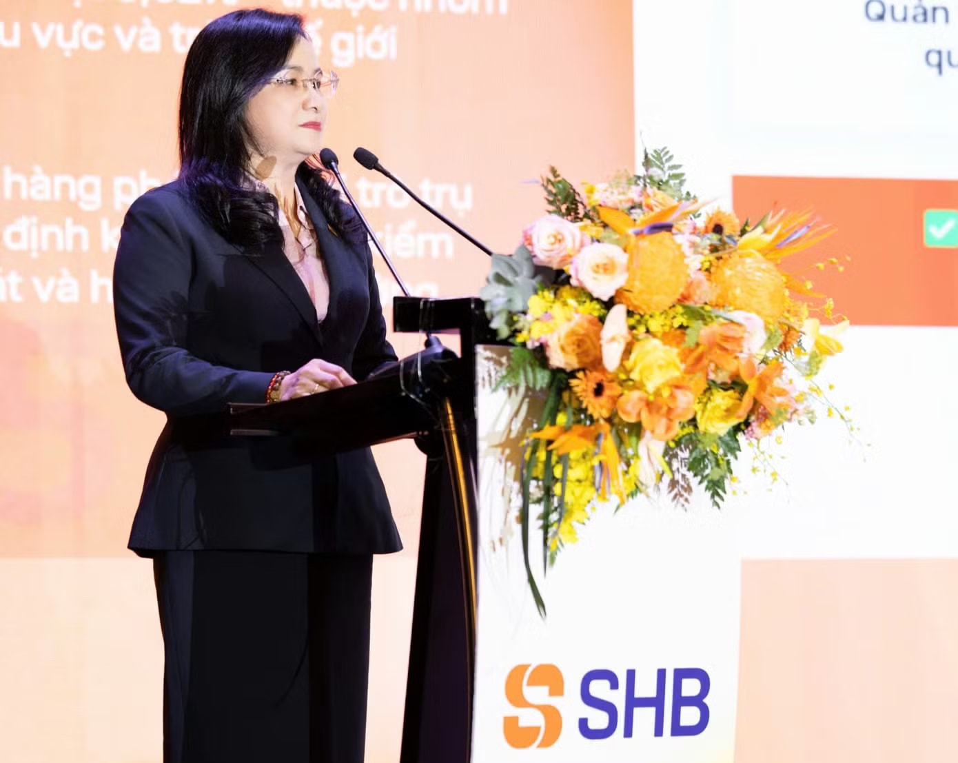 'Nóng' vấn đề lãi suất - Ảnh 2.