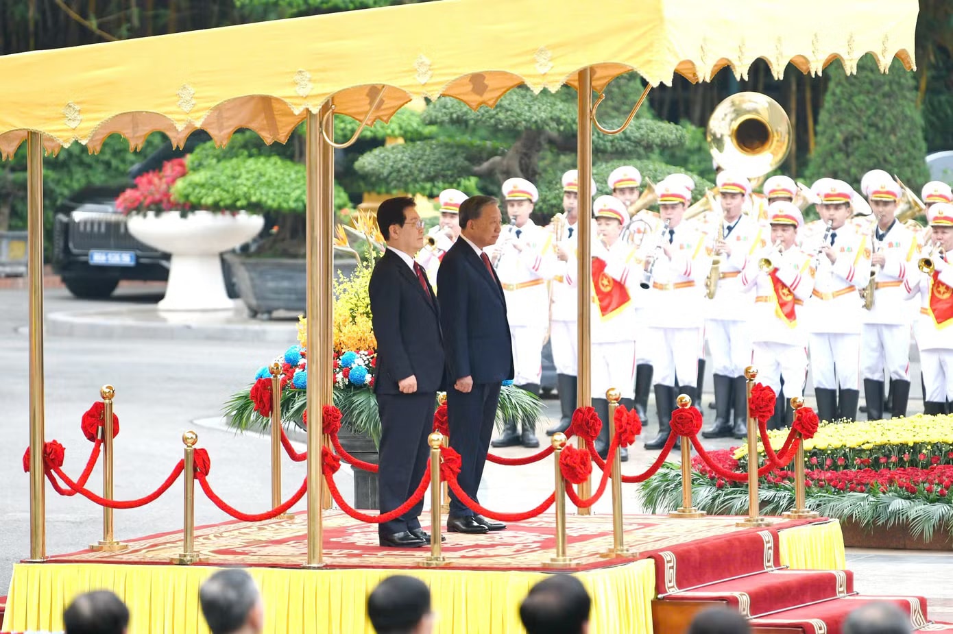 Tổng Bí thư, Chủ tịch nước Tô Lâm và Tổng thống Hàn Quốc Lee Jae Myung thực hiện nghi thức chào cờ. Ảnh: Như Ý Tổng Bí thư, Chủ tịch nước Tô Lâm chủ trì Lễ đón chính thức Tổng thống Hàn Quốc - Ảnh 2.