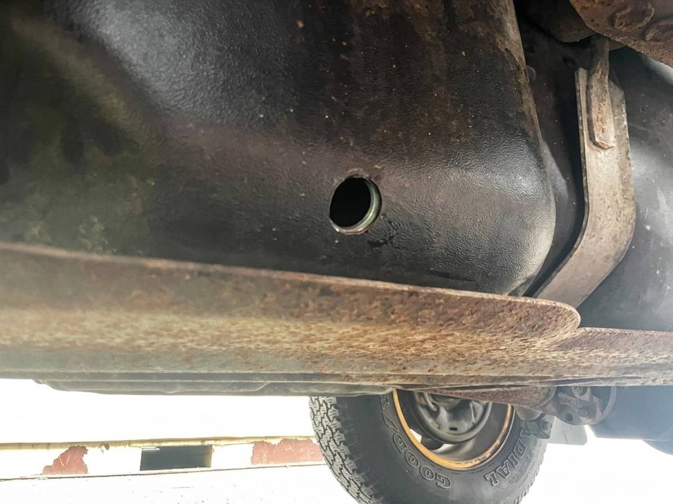 Giá xăng cao nhất trong 4 năm qua: Trộm khoan thẳng bình nhiên liệu ô tô kiếm 'lợi vặt'