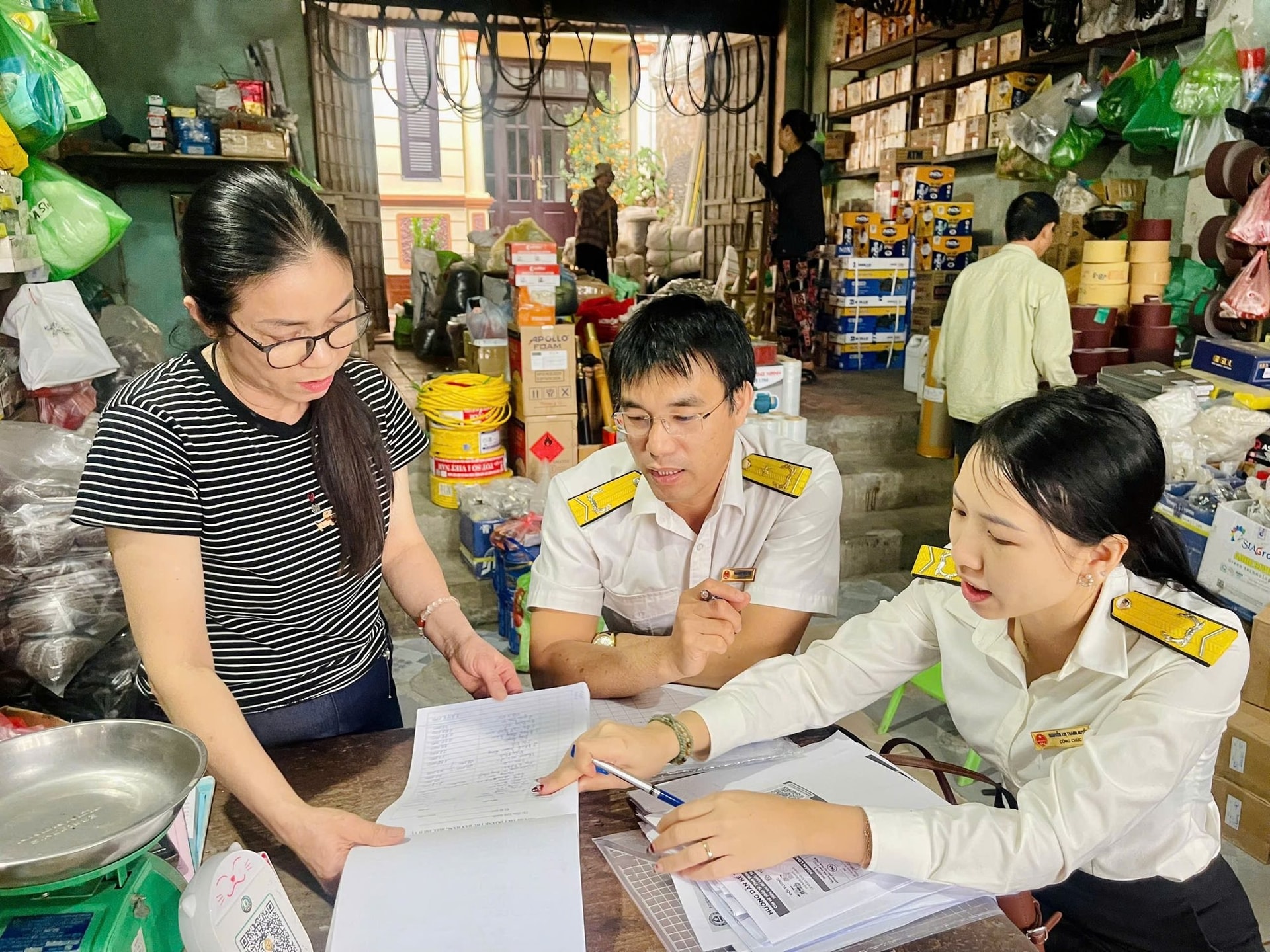 Tranh luận nóng về ngưỡng thuế 500 triệu: Hộ kinh doanh than khó, chuyên gia nói 'chưa nên vội điều chỉnh'
