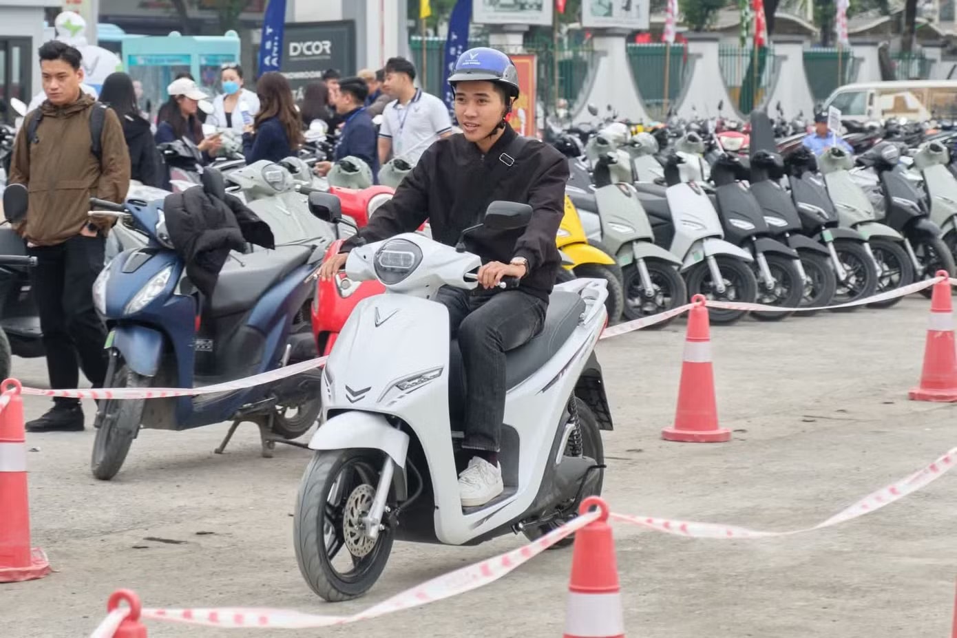 Hà Nội sẽ chi tiền hỗ trợ đổi xe xăng: Tối đa 5 triệu, ưu tiên người ở từ 2 năm - Ảnh 1.