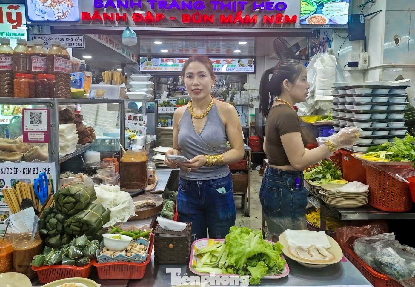 Các tiểu thương kinh doanh ẩm thực chấp hành nghiêm các quy định về an toàn thực phẩm trong quá trình chế biến, buôn bán. Đà Nẵng 'siết' an toàn thực phẩm tại chợ, cơ sở ăn uống mùa cao điểm - Ảnh 2.