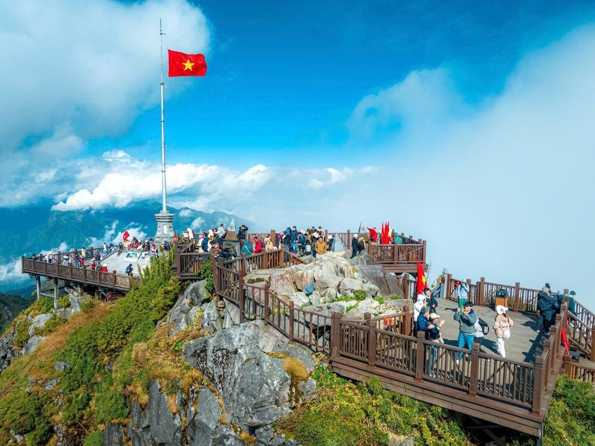standing-at-the-summit-is-a-moment-of-awe-youll-never-forget_1_1776850024.jpg