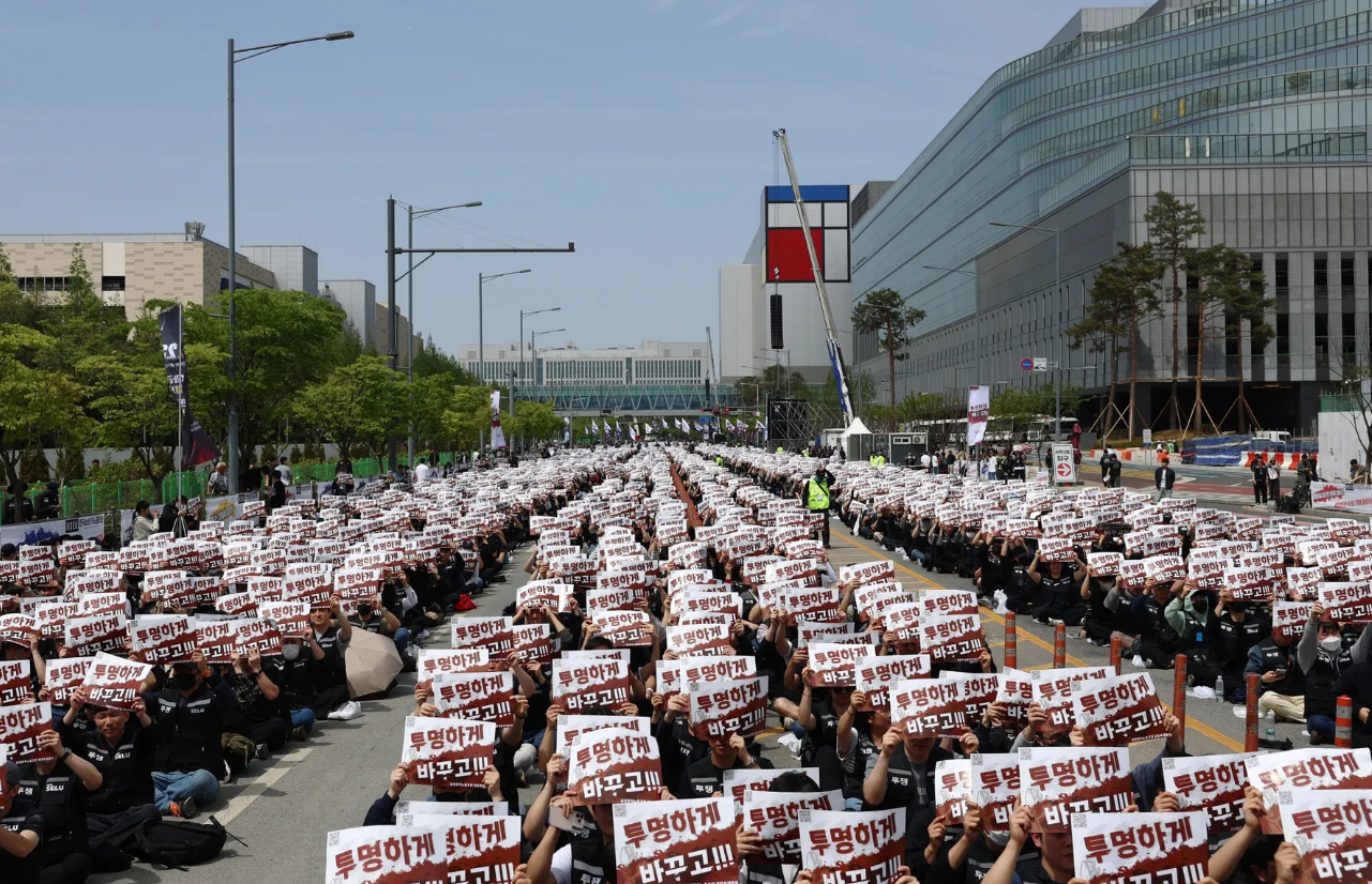 Hơn 30.000 nhân viên Samsung xuống đường biểu tình