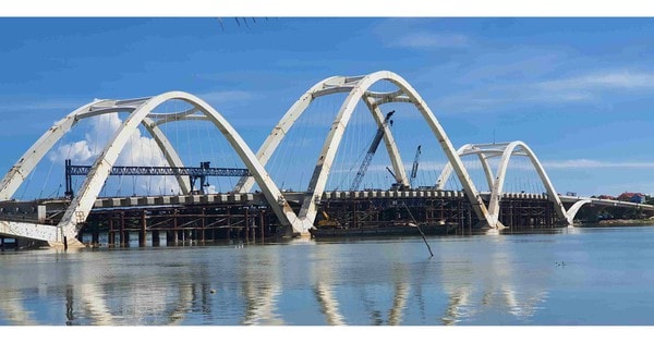 Cầu vòm thép nghìn tỷ tại tỉnh hẹp nhất Việt Nam đã sáng đèn nhưng chưa thể thông xe, lãnh đạo địa phương trực tiếp vào cuộc