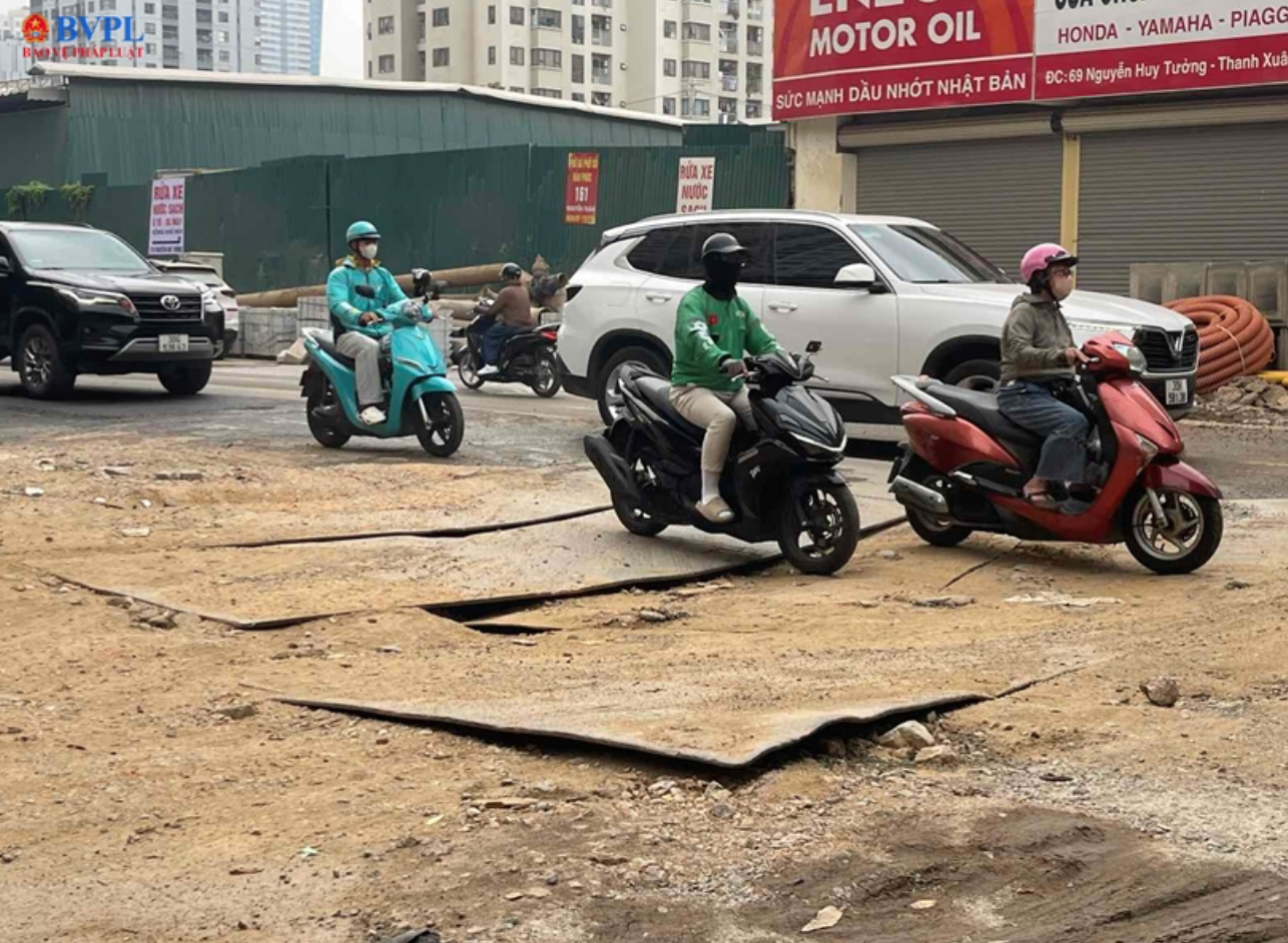Sau 8 năm triển khai, tuyến đường tắc nghẽn bậc nhất Hà Nội vẫn chưa hoàn thành mở rộng- Ảnh 3. Sau 8 năm triển khai, tuyến đường tắc nghẽn bậc nhất Hà Nội vẫn chưa hoàn thành mở rộng- Ảnh 3.
