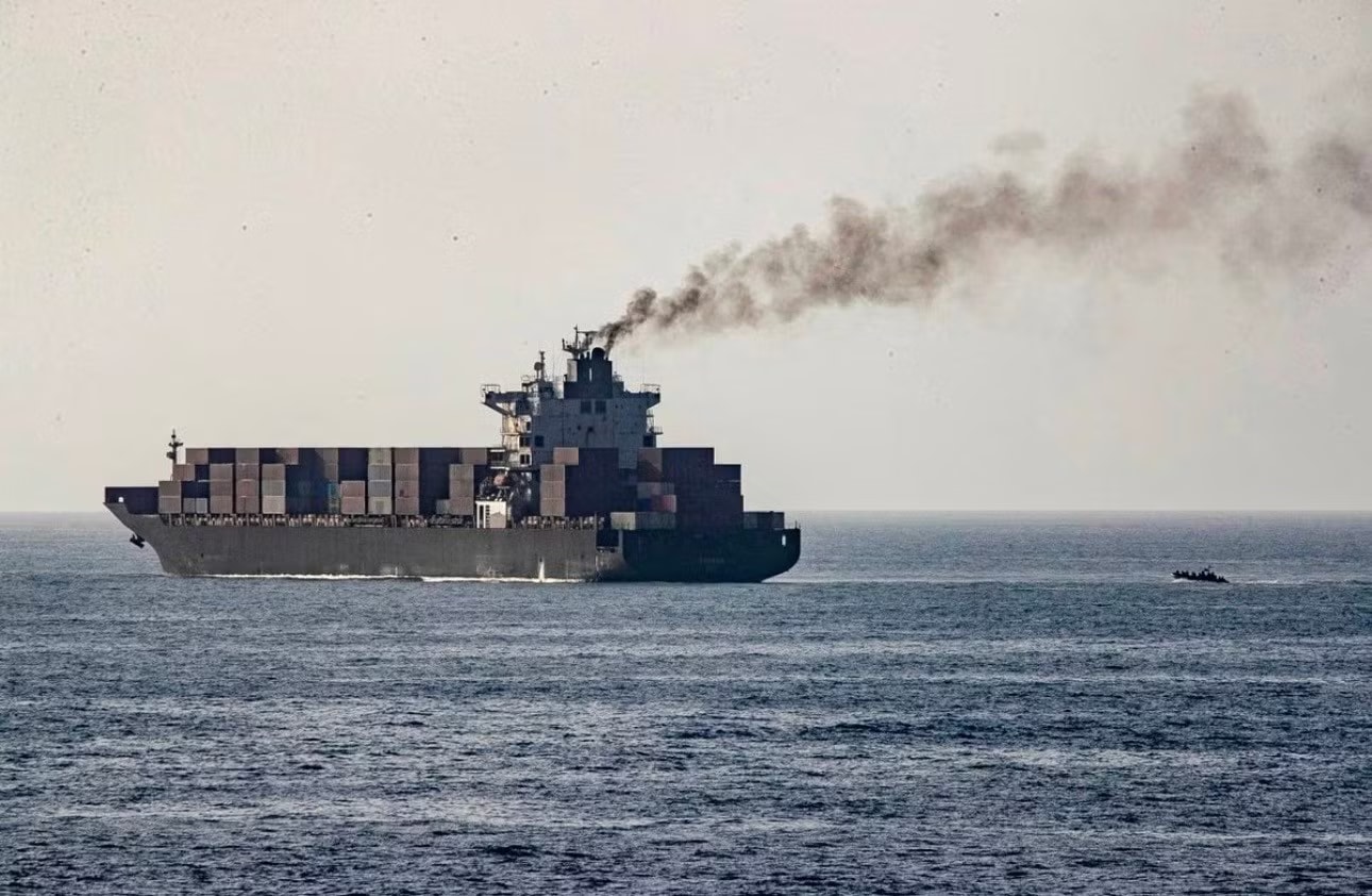 Lực lượng Mỹ tuần tra gần tàu hàng M/V Touska treo cờ Iran sau khi ập lên kiểm tra con tàu này. (Ảnh: Reuters) Mỹ chặn ba tàu chở dầu Iran trên vùng biển châu Á - Ảnh 1.