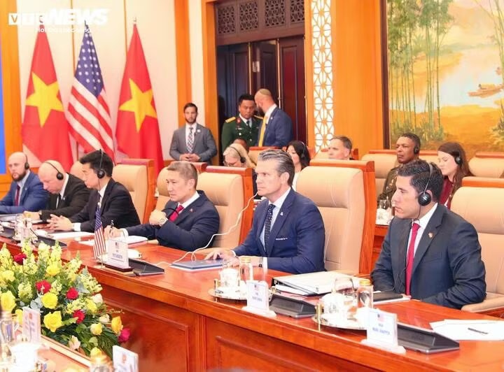 Thứ trưởng Hải quân Mỹ Hùng Cao (hàng đầu, thứ ba từ phải sang) tháp tùng Bộ trưởng Quốc phòng Mỹ Pete Hegseth (hàng đầu, thứ hai từ phải sang) trong chuyến thăm chính thức Việt Nam ngày 2/11/2025. Nay ông Hùng Cao là quyền Bộ trưởng Hải quân Mỹ. Ảnh: TTXVN. Tàu chiến lớp Trump: ‘Quái vật’ 17 tỷ USD và canh bạc công nghệ chưa từng có của Hải quân Mỹ - Ảnh 8.