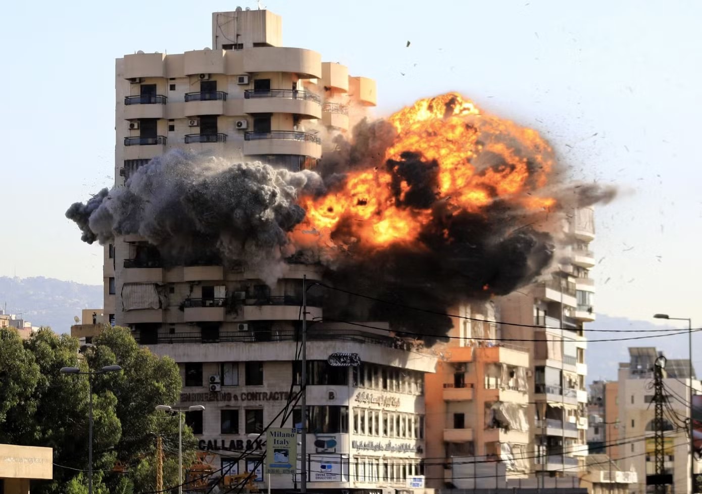 Vụ nổ sau cuộc không kích của Israel tại Beirut, Li-băng. Ngừng bắn Li-băng - Israel mong manh: Thiếu Hezbollah và Iran, nguy cơ đổ vỡ cao - Ảnh 1.