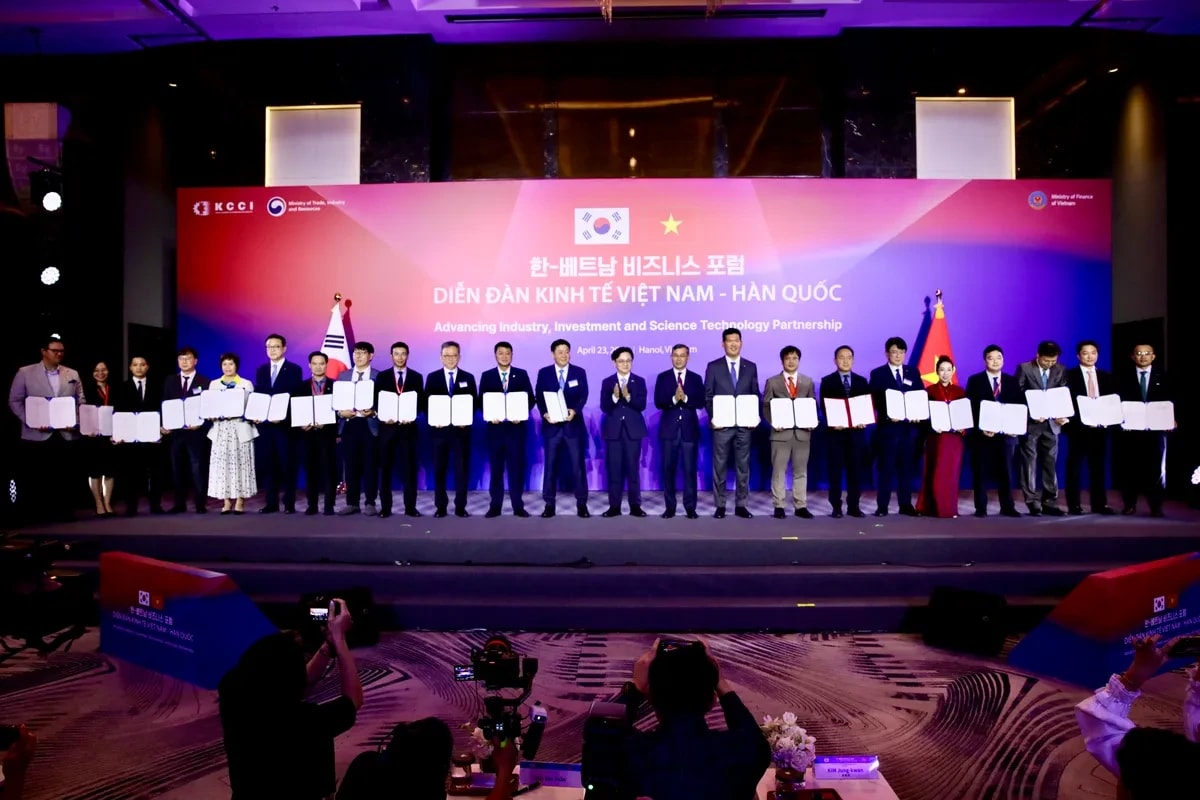 Đại diện CMC và đối tác FuriosaAI cùng các doanh nghiệp Việt Nam - Hàn Quốc tại lễ trao MOU hợp tác trong khuôn khổ Diễn đàn Kinh tế Việt Nam - Hàn Quốc.