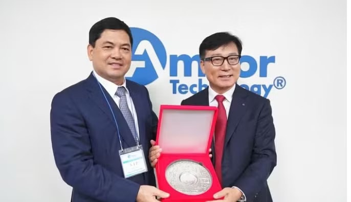 Bí thư Tỉnh ủy Nguyễn Hồng Thái tặng đĩa bạc, khắc hình 8 di sản thế giới của tỉnh Bắc Ninh đã được UNESCO công nhận cho ông Lee Jin An. Ảnh: Báo Bắc Ninh. 'Đại bàng' ngành bán dẫn đang làm ăn ở Bắc Ninh thế nào? - Ảnh 1.