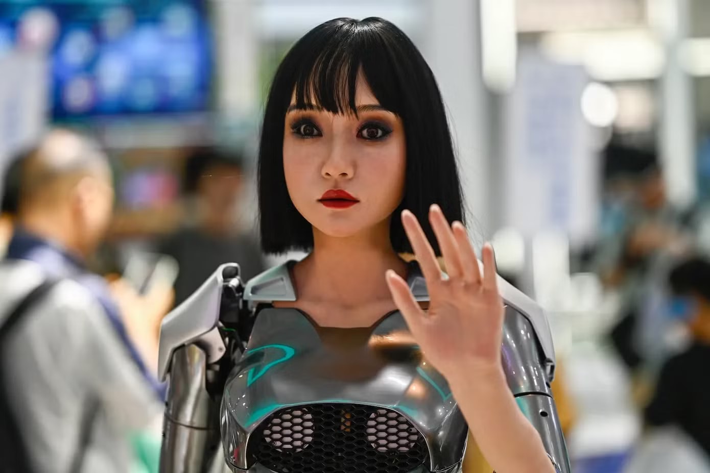 Một robot hình người ra hiệu tại Triển lãm Trí tuệ Thế giới ở Thiên Tân, Trung Quốc ngày 23/6/2024. Ảnh: Getty Images. ‘Ba con rắn đói’ - những lời tiên tri lạnh gáy của Rasputin khiến mạng xã hội dậy sóng - Ảnh 2.