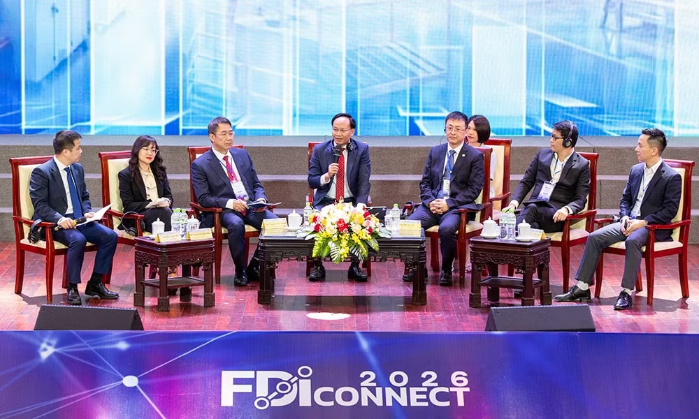 Lãnh đạo địa phương, đại diện bộ ngành, doanh nghiệp cùng đối thoại tại diễn đàn. Ảnh: BBN. Vì sao thủ phủ FDI miền Bắc khiến doanh nghiệp 'rót' thêm tỷ USD? - Ảnh 2.