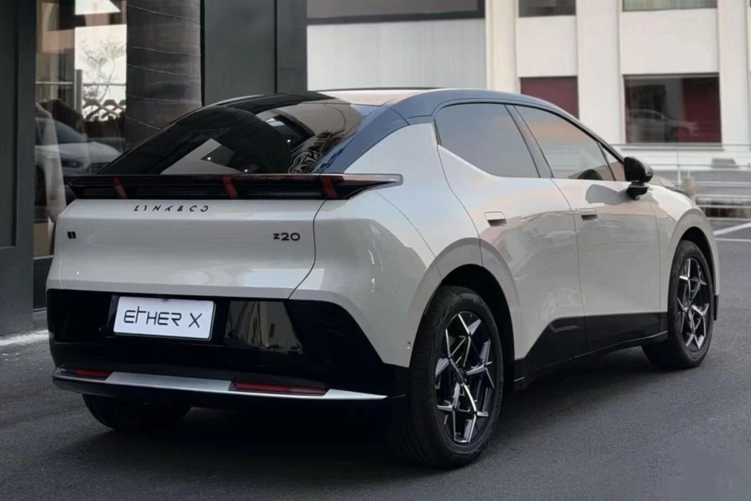 Dùng chung trạm sạc với Tasco và Ford, Lynk & Co quyết chơi lớn khi đưa mẫu xe điện đầu tiên về Việt Nam, giá dự kiến 900 triệu, cạnh tranh trực tiếp VinFast VF7