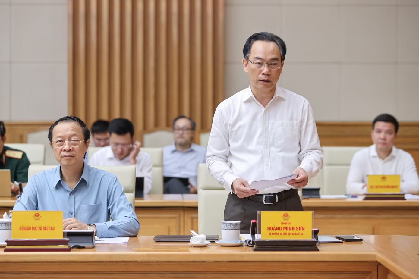 Bộ trưởng Bộ Giáo dục và Đào tạo Hoàng Minh Sơn tại cuộc họp. Ảnh: VGP Thủ tướng yêu cầu hoàn thiện chính sách đặc thù tiền lương, phụ cấp nhà giáo - Ảnh 2.