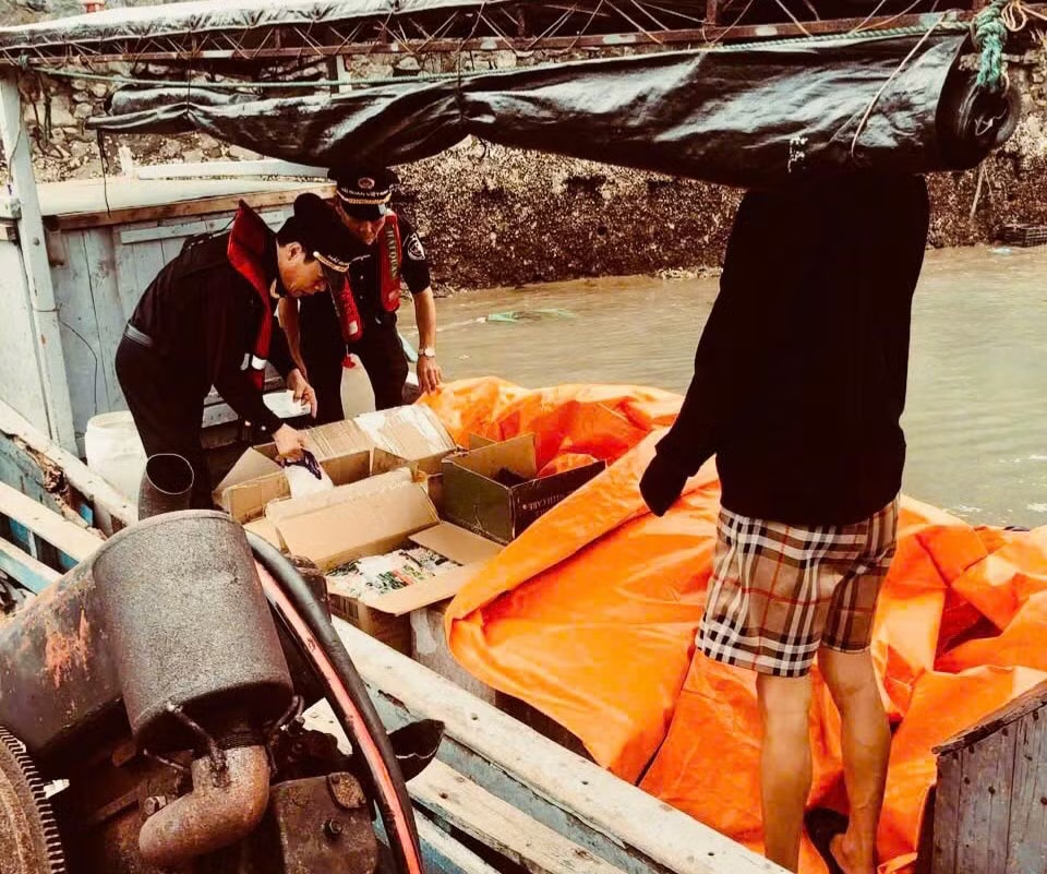 Bắt nhiều lô lạp xưởng, xúc xích từ Trung Quốc vận chuyển vào Việt Nam - Ảnh 1.