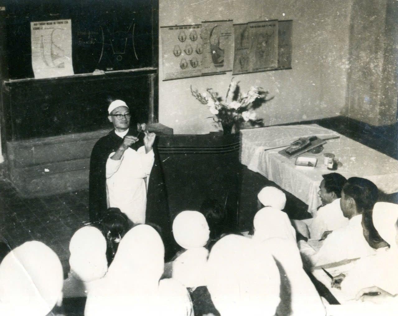 Vị Giáo sư, bác sĩ lừng danh được đích thân Bác Hồ đưa về nước: 27 tuổi tốt nghiệp Tiến sĩ, tự nguyện bỏ mức lương 20.000 phrăng Pháp để về phục vụ cách mạng