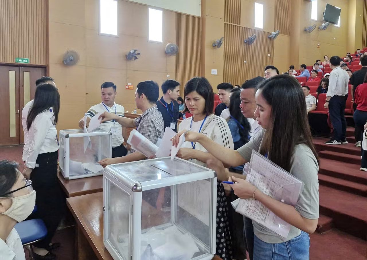 Các khách hàng tham gia đấu giá đất tại xã Quốc Oai Hà Nội: 17 lô đất ở xã Quốc Oai được đấu giá thành công từ 84 - 125 triệu đồng/m2 - Ảnh 1.