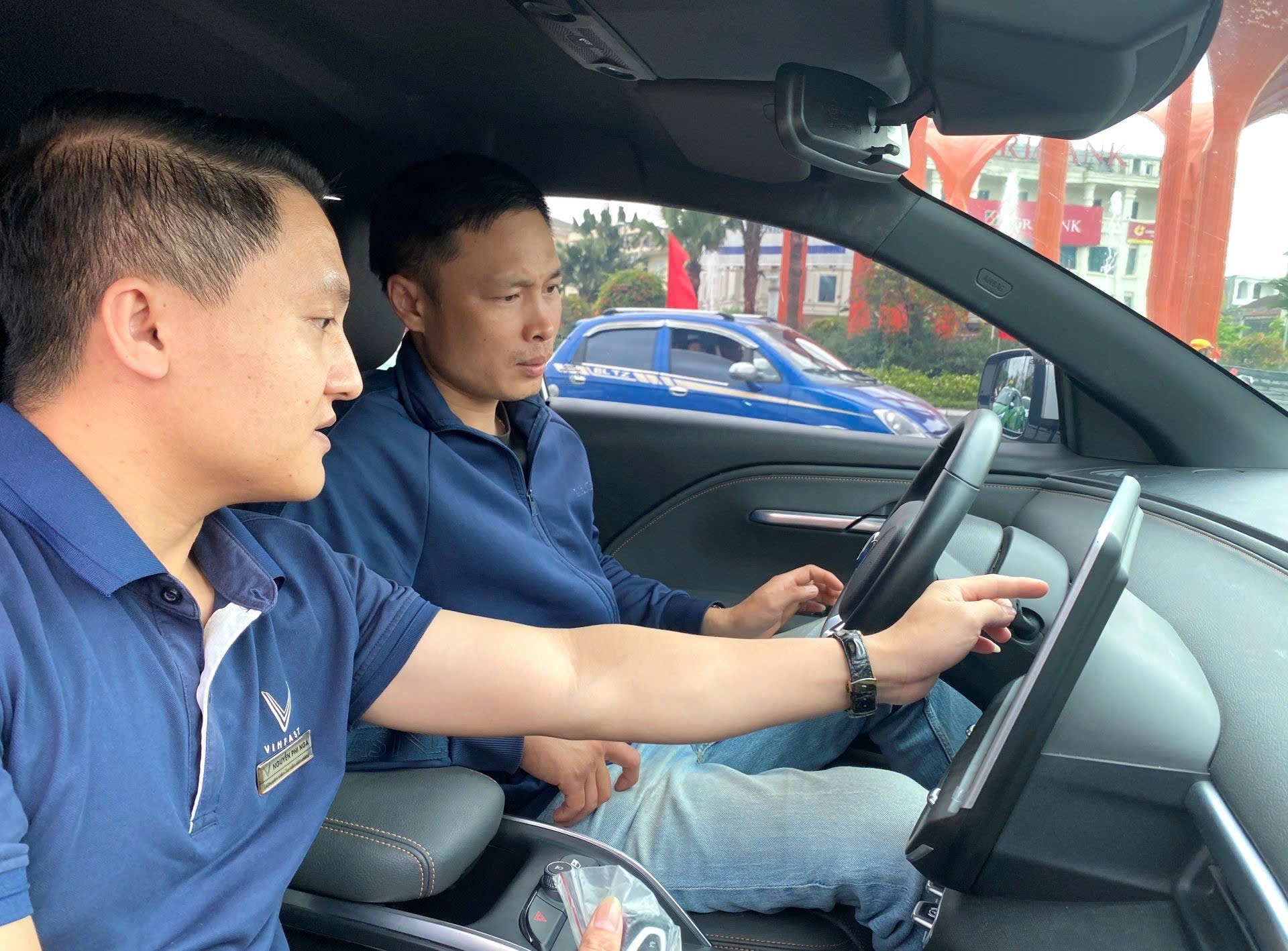 Người dân tại quê nhà tỷ phú Phạm Nhật Vượng 'choáng' với sức mạnh của VinFast VF 6 sau vài phút lái thử - Ảnh 4.