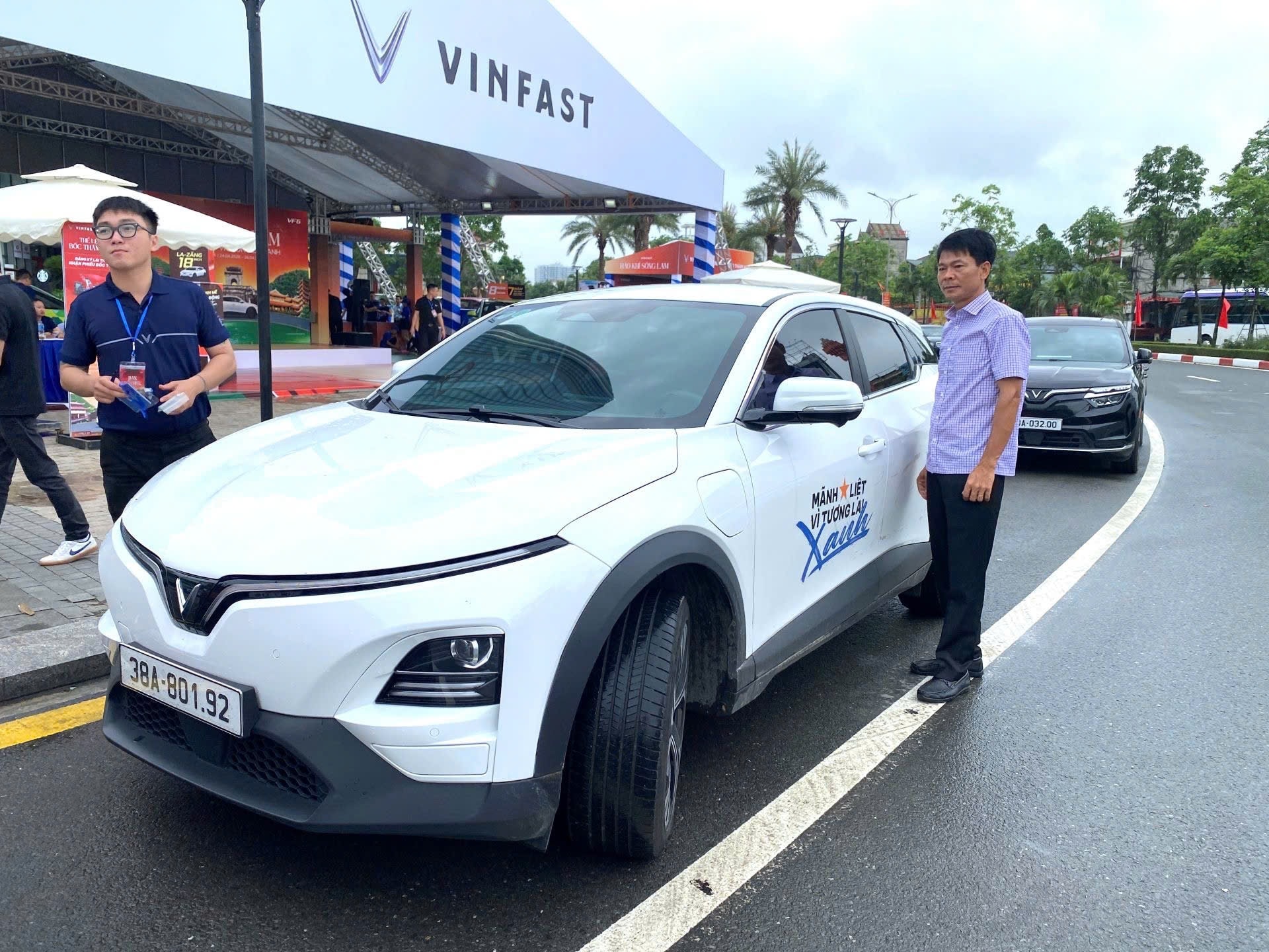 Người dân tại quê nhà tỷ phú Phạm Nhật Vượng 'choáng' với sức mạnh của VinFast VF 6 sau vài phút lái thử - Ảnh 3.