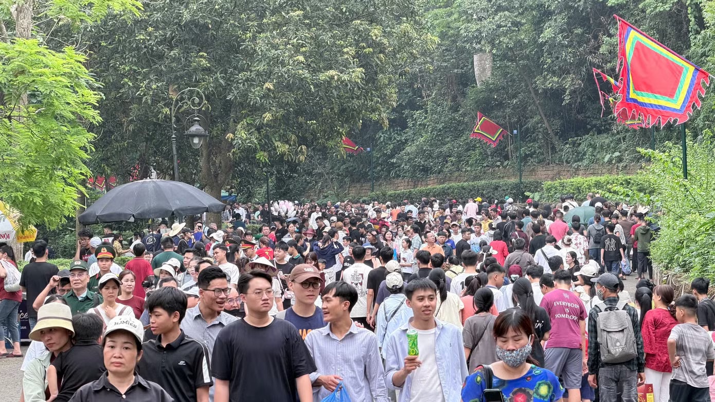 Nhiều người dân cho biết, thời tiết hôm nay rất đẹp để đến với Lễ hội Đền Hùng. Dòng người nhích từng bước lên Đền Hùng - Ảnh 5.
