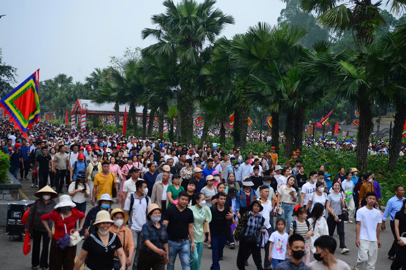 Dòng người trải dài qua các hàng cây, qua cổng lễ hội, len kín cả lối đi. Có thời điểm, lượng người đổ về dồn dập khiến việc di chuyển trở nên chậm. Tuy vậy, đa số người dân vẫn giữ trật tự, đi theo dòng, tạo nên hình ảnh đông đúc nhưng trật tự. Dòng người nhích từng bước lên Đền Hùng - Ảnh 4.