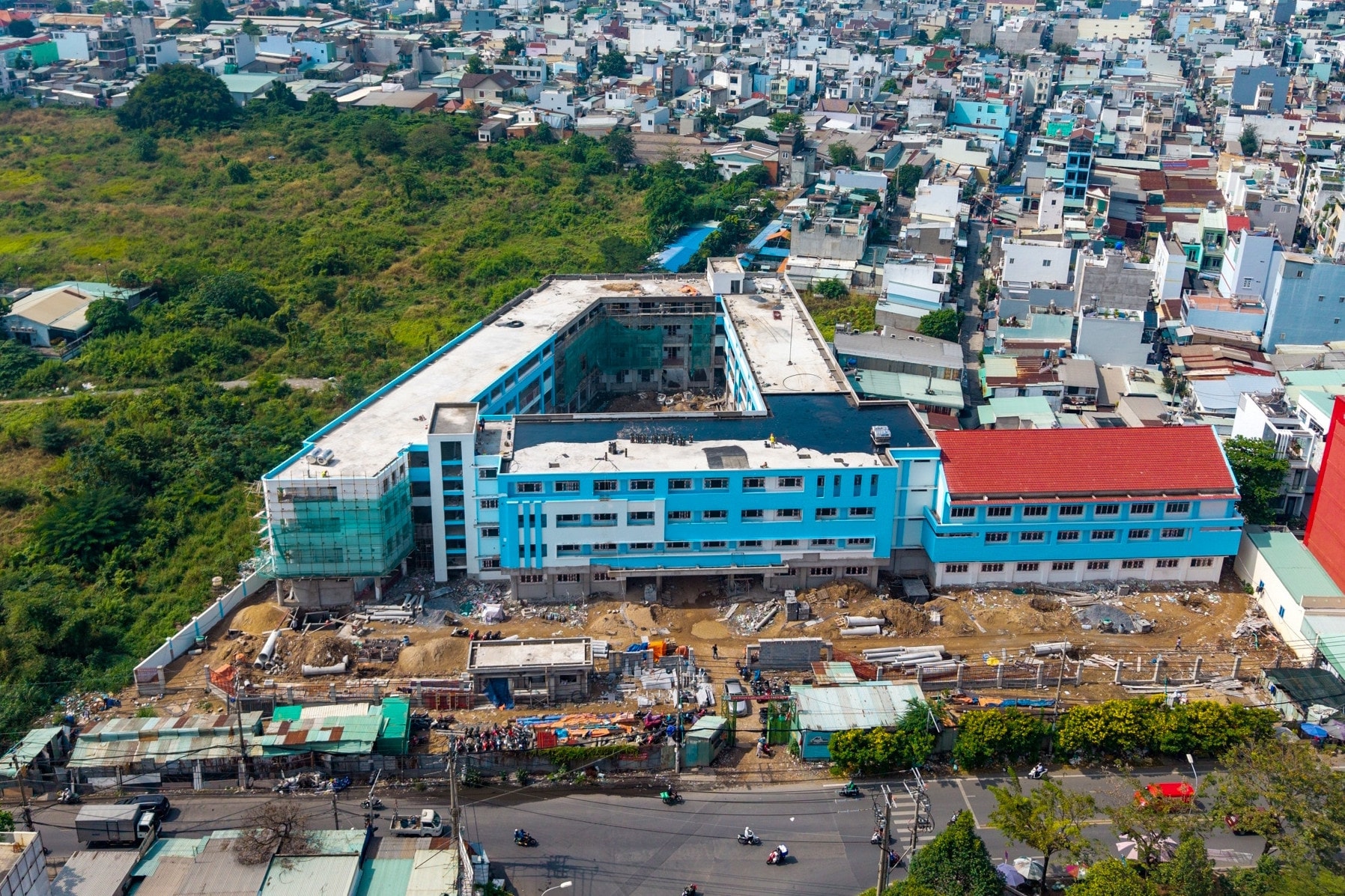 Sắp hoàn thiện trường học đầu tiên xây dựng trên nền đất khu nghĩa trang lớn nhất thành phố- Ảnh 1.