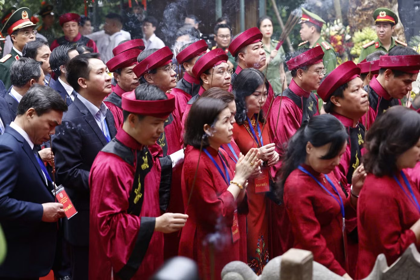 Từ sáng sớm, các tuyến đường dẫn lên Đền Hùng đã chật kín người. Dòng người nối dài, nhích từng bước trên trục hành hương, tạo nên khung cảnh đông đúc trong ngày chính lễ. Dòng người nhích từng bước lên Đền Hùng - Ảnh 1.
