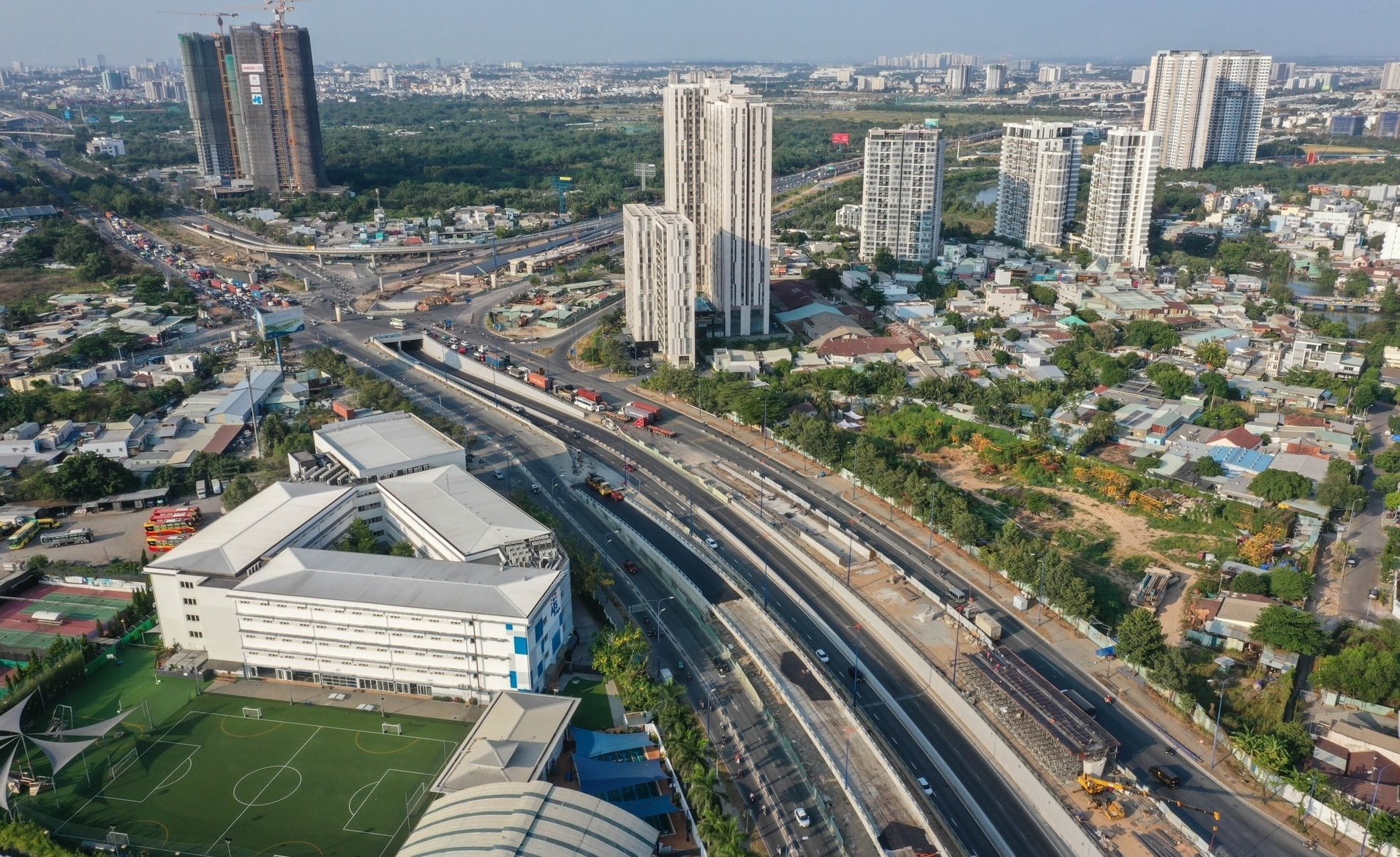 Chỉ vài ngày nữa, chính thức thông xe cầu vượt thuộc nút giao 3 tầng hiện đại nhất TP. HCM, giải cứu kẹt xe khu Đông- Ảnh 2. Chỉ vài ngày nữa, chính thức thông xe cầu vượt thuộc nút giao 3 tầng hiện đại nhất TP. HCM, giải cứu kẹt xe khu Đông- Ảnh 2.