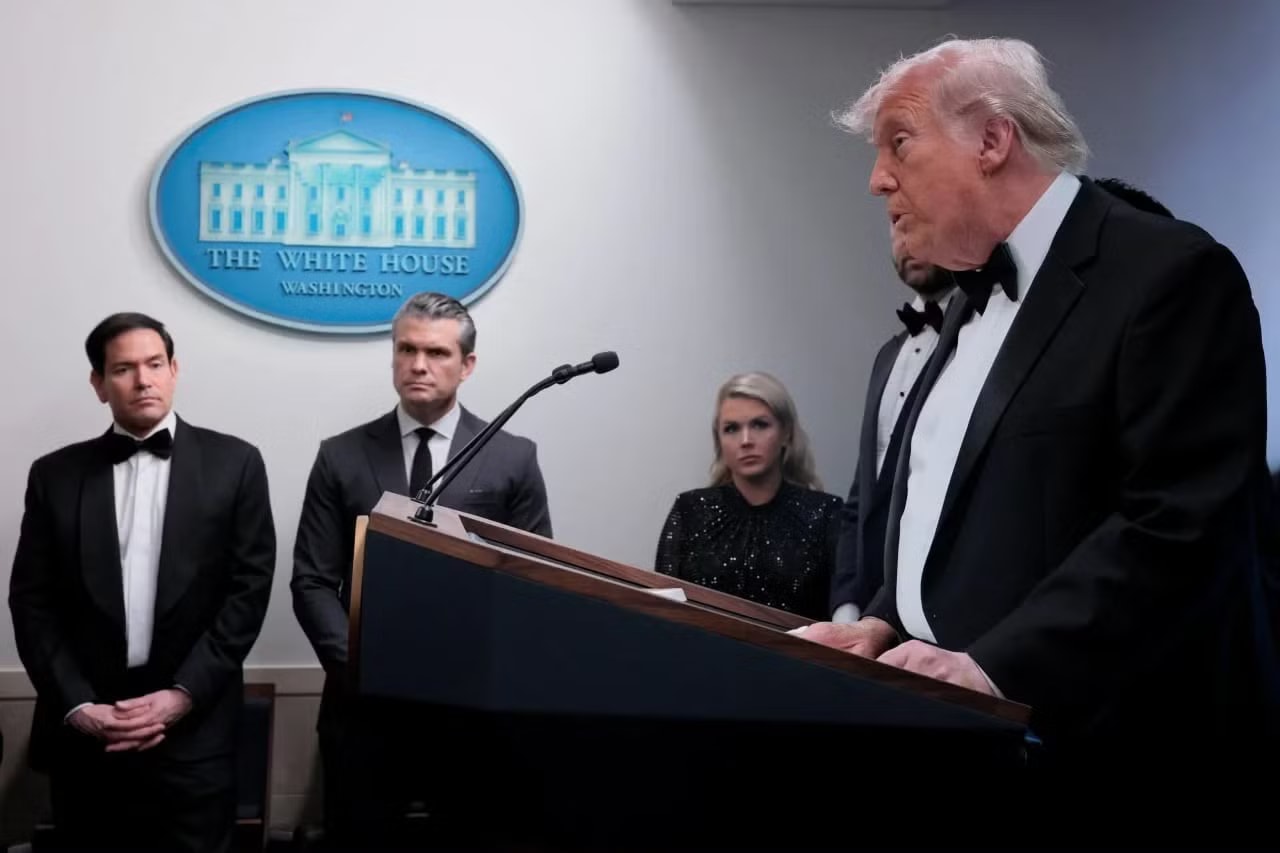 Tổng thống Mỹ Donald Trump tổ chức cuộc họp báo tại Nhà Trắng sau vụ nổ súng. Nổ súng tại tiệc báo chí Nhà Trắng: Tổng thống Trump họp báo, nghi phạm mang nhiều vũ khí - Ảnh 1.