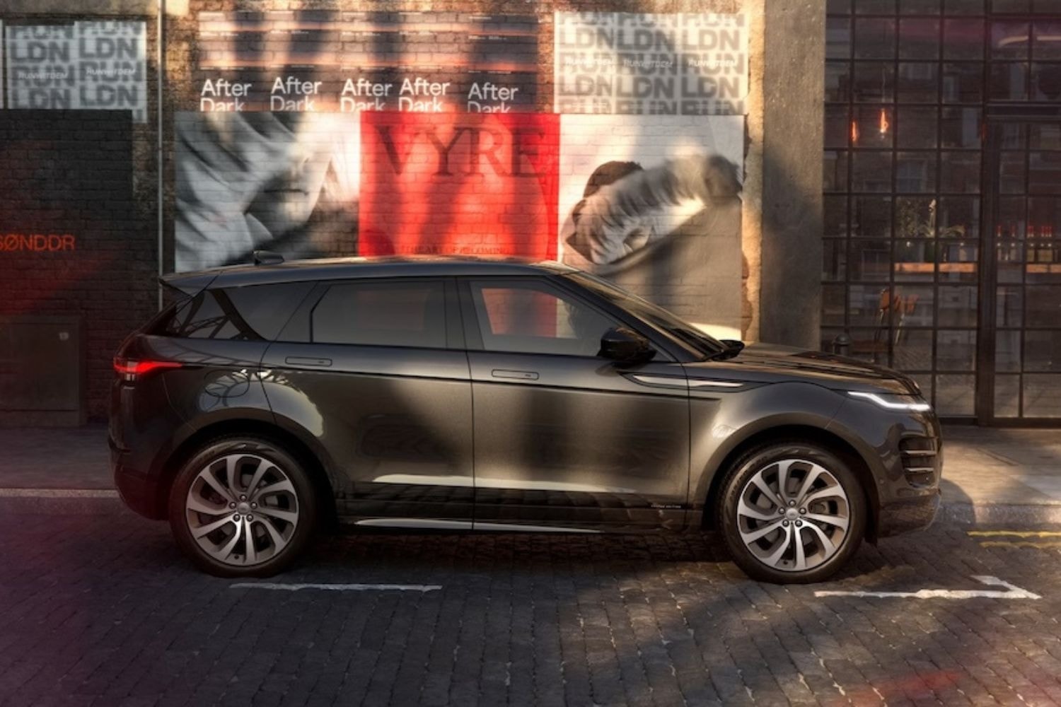 Range Rover tung dải xe độc bản: Đưa linh hồn London vào khoang lái