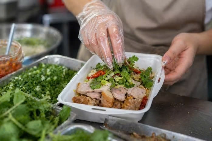 Người bán đồ ăn để móng tay dài có thể bị phạt tới 4 triệu đồng