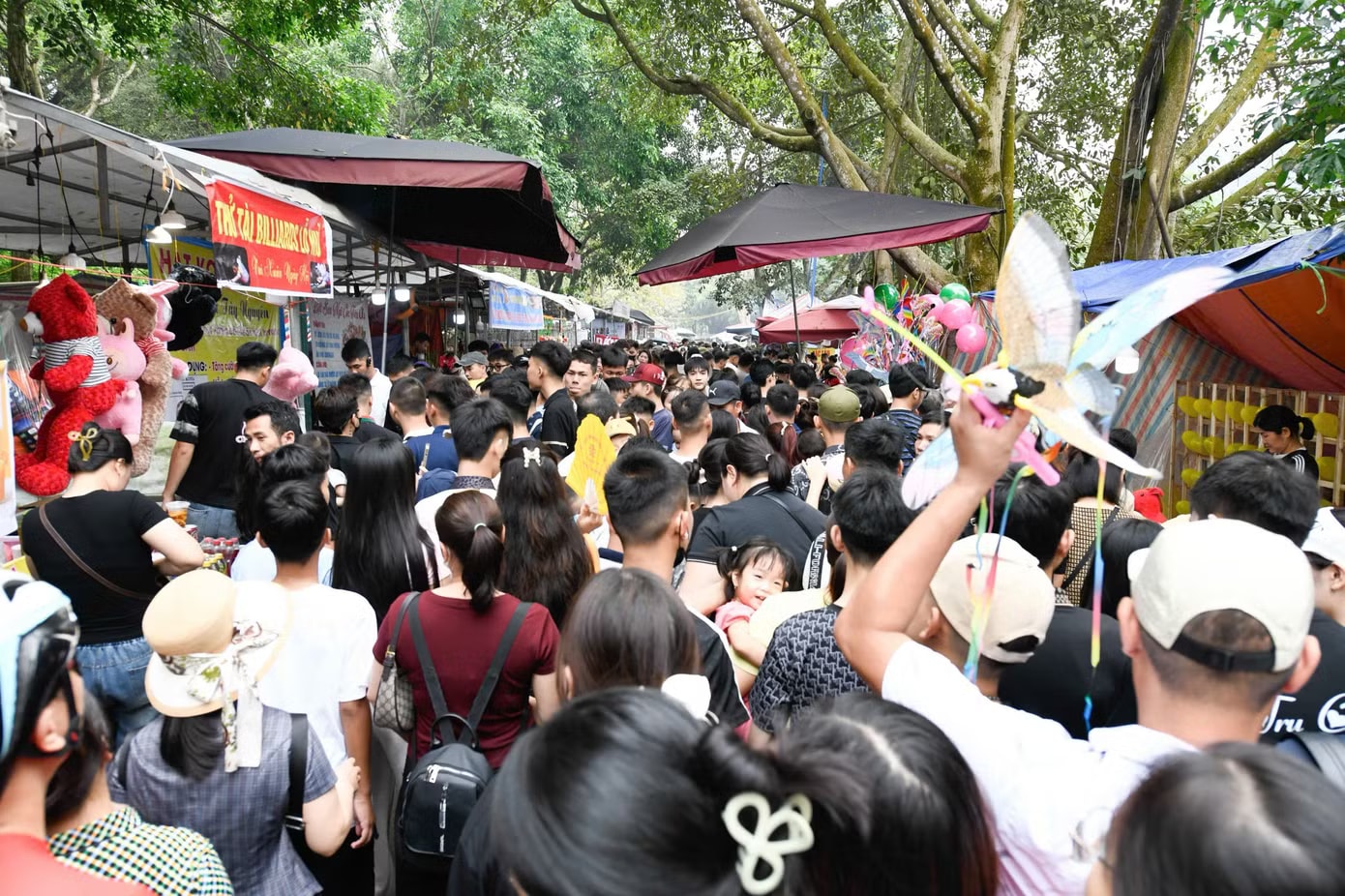 Nhiều đoạn dòng người ken cứng, nhích từng bước lên Đền Hùng. Dòng người nhích từng bước lên Đền Hùng - Ảnh 8.