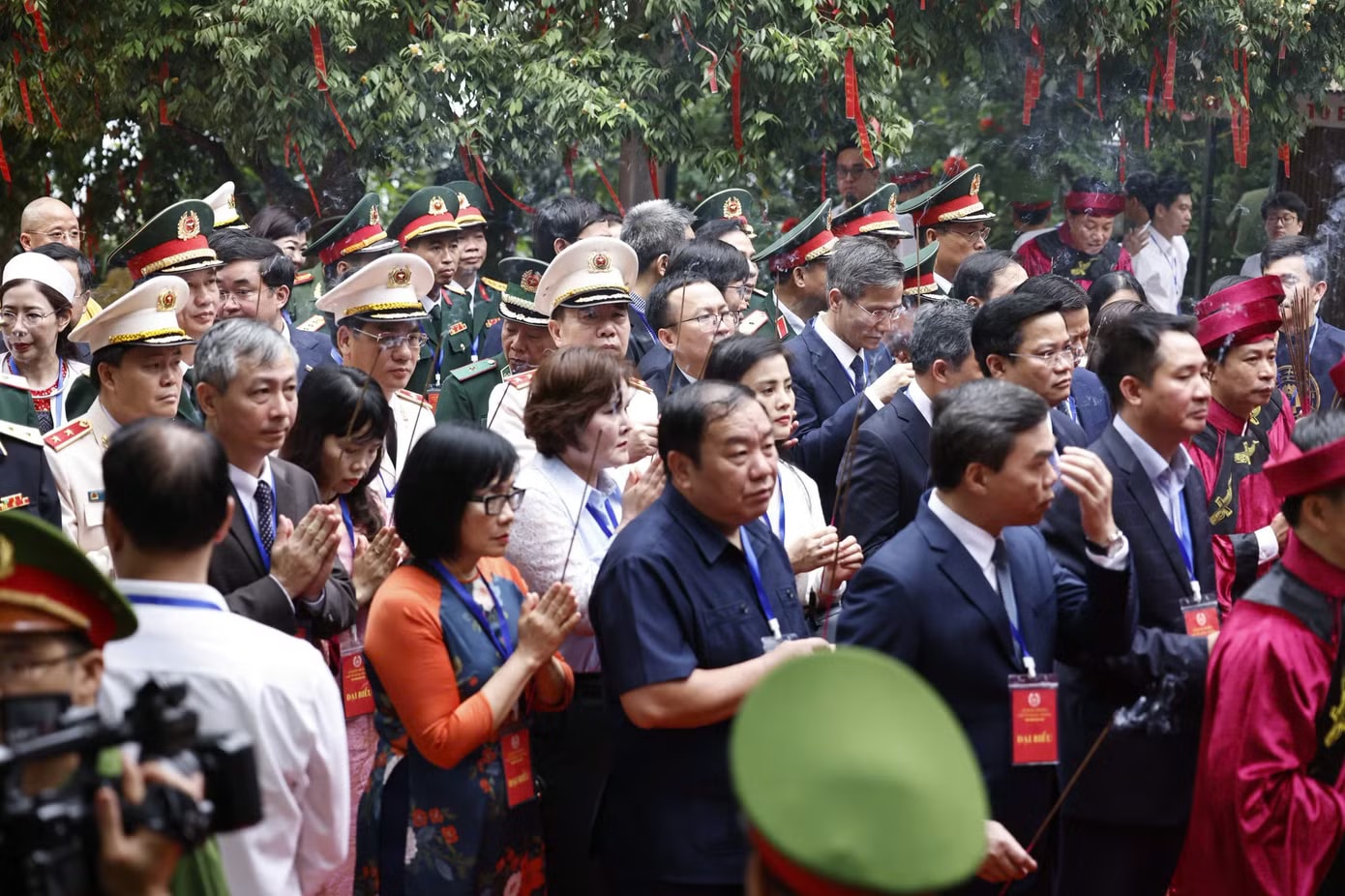 Nhiều đoàn đại biểu dâng lễ Vua Hùng. Dòng người nhích từng bước lên Đền Hùng - Ảnh 2.