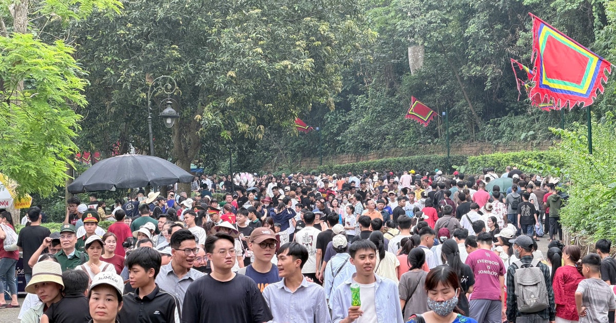 Dòng người nhích từng bước lên Đền Hùng