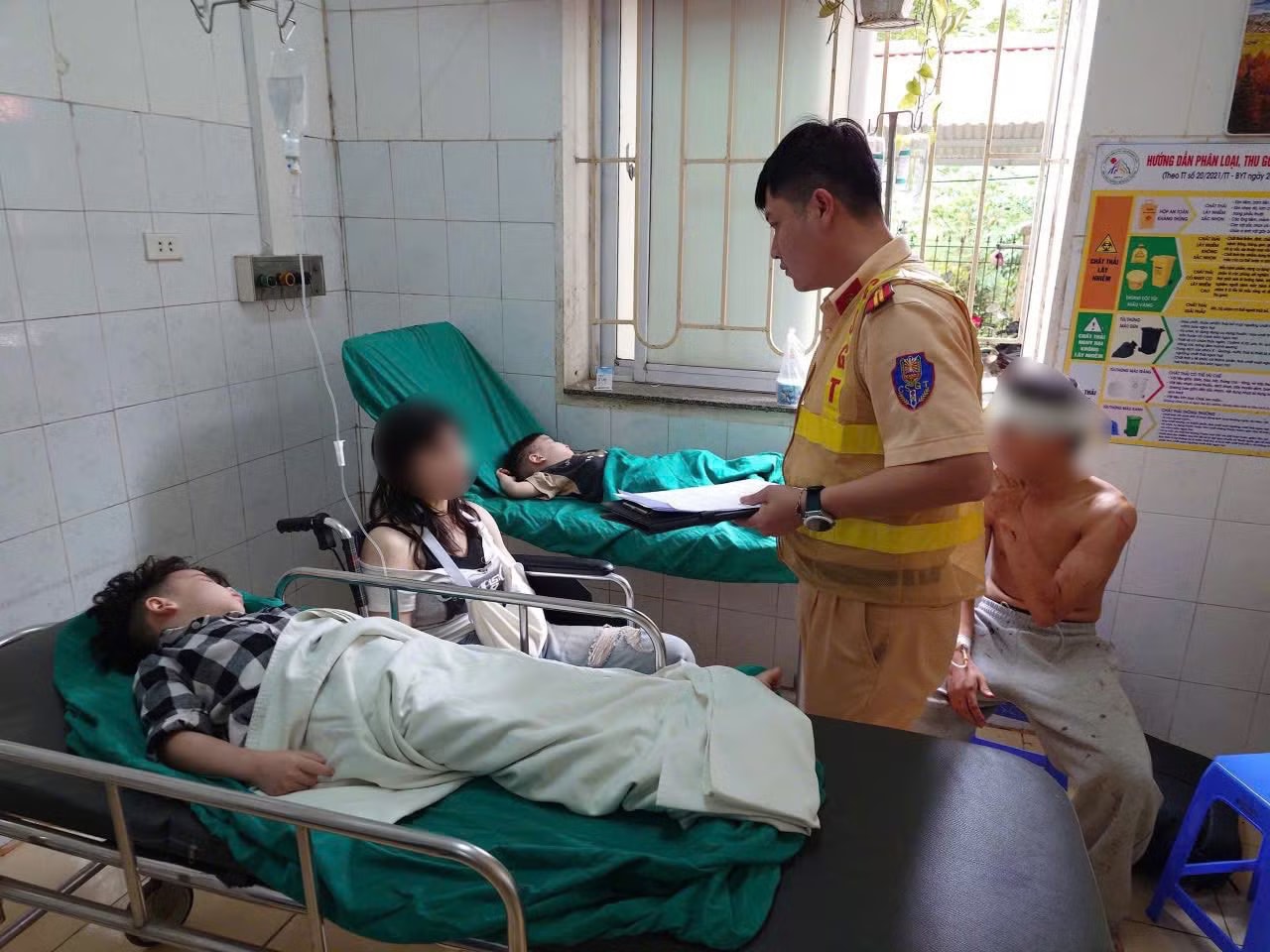 Xe khách lao xuống vực sâu 100m, 2 người tử vong, 24 người bị thương - Ảnh 3.