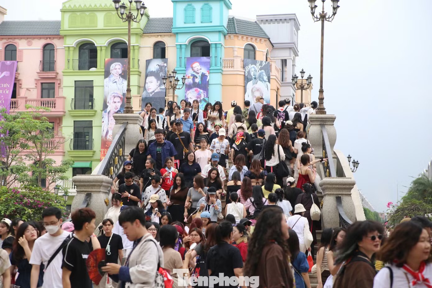 Ngày 26/4, concert Gai Home diễn ra tại Vinhomes Ocean Park 3 (Hưng Yên) thu hút hàng chục nghìn khán giả đến dự. Các hoạt động tại khu vực tổ chức đêm nhạc bắt đầu từ 8h cùng ngày. Biển người đổ về Hưng Yên - Ảnh 1.